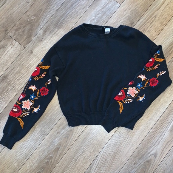 Divided Sweaters - Crop embroidered sweater